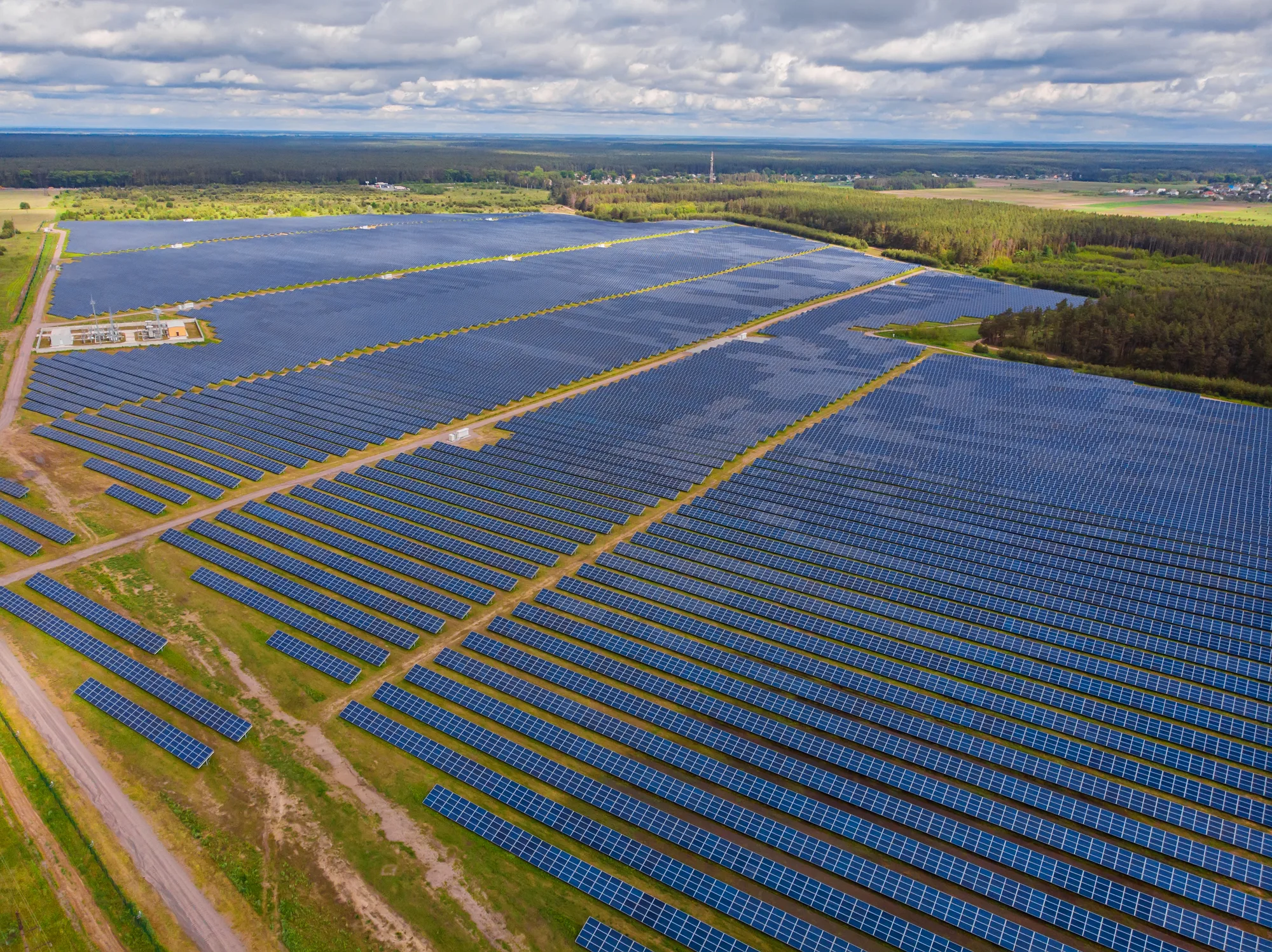 Panouri fotovoltaice pentru producerea energiei solare — fotografie stock cu rol ilustrativ