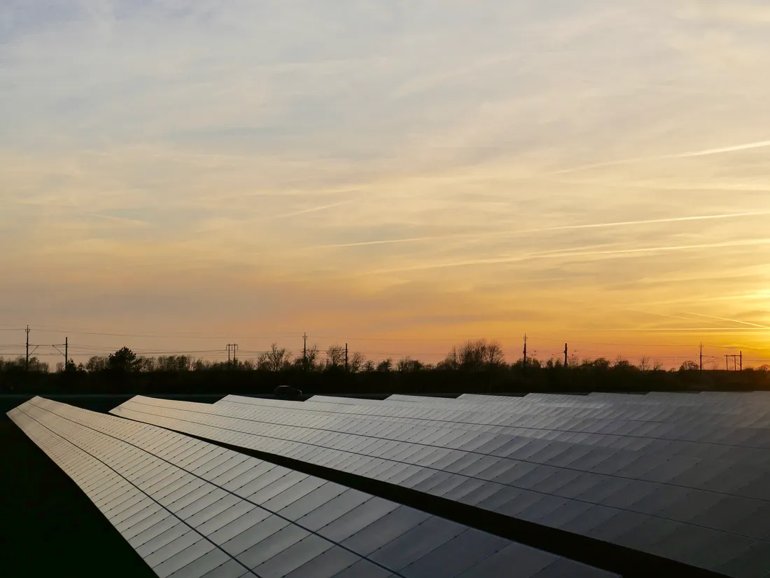 Panouri fotovoltaice pentru producerea energiei solare — fotografie stock cu rol ilustrativ